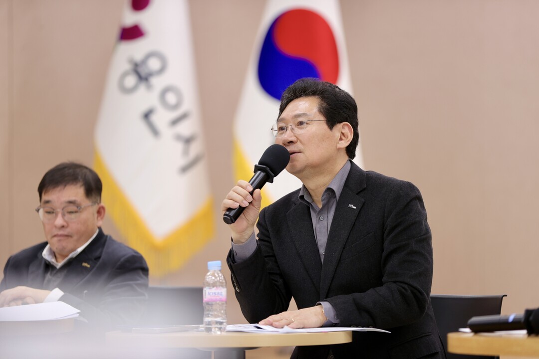 이상일 용인특례시장이 6일 수지구청 대회의실에서 열린 권역별 소통간담회에서 지역 현안을 논하고 있다.