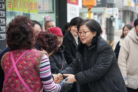 설 앞두고 전통시장 찾은 강북… 민생 현장 목소리 듣는다