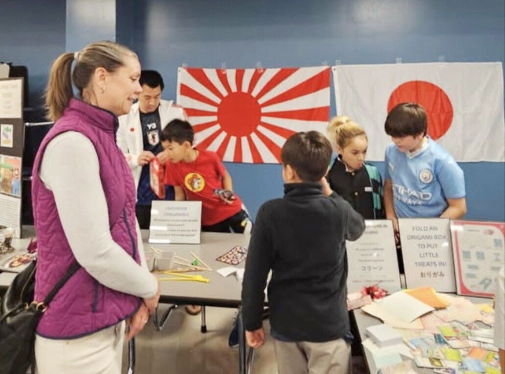 미국 텍사스주 오스틴 근처 한 초등학교에 버젓이 걸려 있는 욱일기