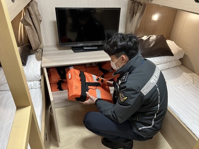 여객선 터미널에 비치된 구명조끼를 점검하고 있다. 군산해경 제공