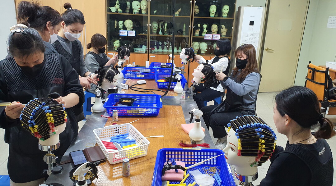 화천군이 다양한 자격증 과정을 포함한 성인평생학습강좌를 내달부터 운영한다. 사진은 미용 국가자격증 교육과정