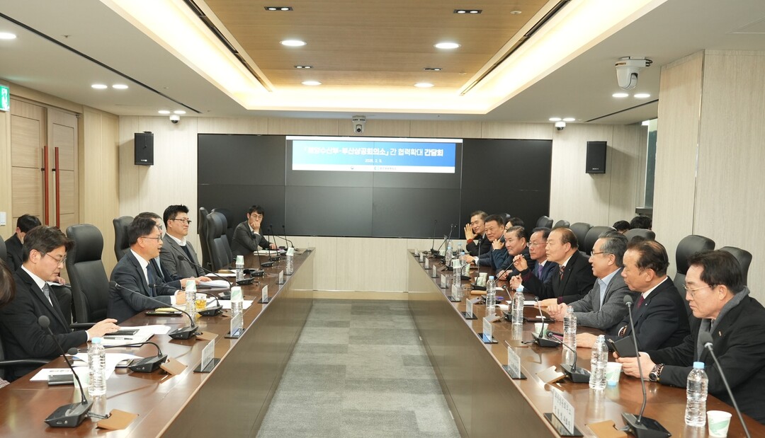 부산상공회의소 회장단이 9일 오후 부산 동구 소재 해양수산부를 방문, 양측 관계자들이 대회의실에서 간담회를 갖고 있다. 양재생(오른쪽 가운데) 부산상의 회장이 오른손을 든 채 해수부 부산이전에 대해 환영을 뜻을 표하고 있다.  부산상의 제공