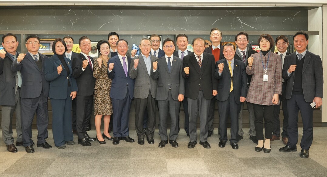 부산상공회의소 회장단이 9일 오후 부산 동구 소재 해양수산부를 방문, 간담회를 가진 후 양재생(앞줄 오른쪽에서 네번째) 부산상의 회장과 해양수산부장관 권한대행 등 양측 관계자들이 기념촬영을 하고 있다.  부산상의 제공