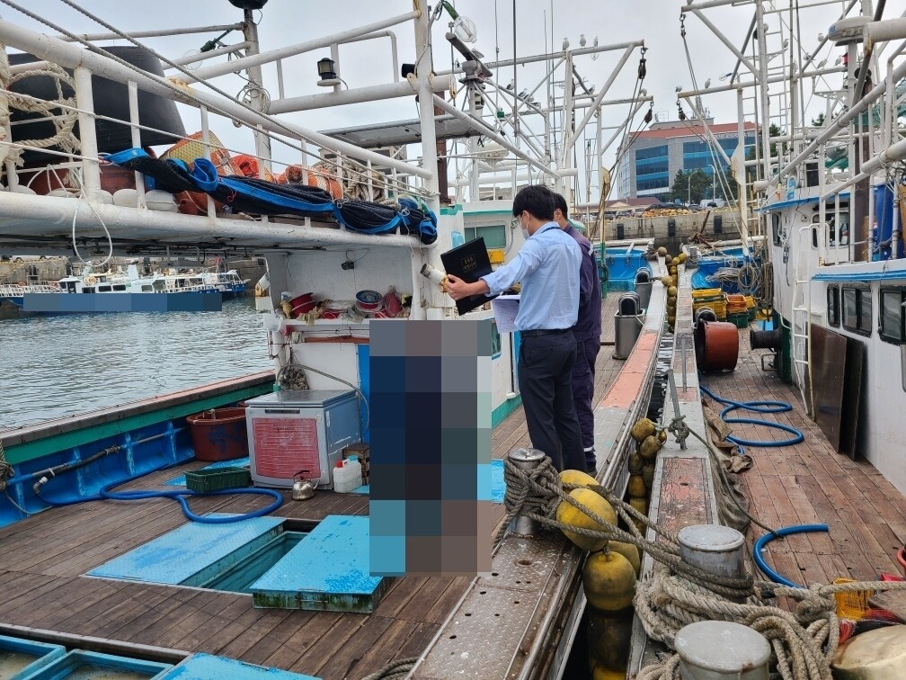 해경이 불법 증개축 여부를 한국해양교통안전공단과 함께 점검하고 있다. 군산해경 제공