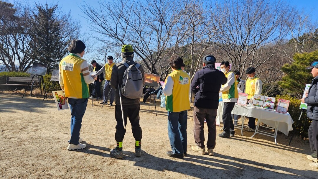 신천지자원봉사단 부산경남동부지역연합회 회원들이 이달 초 울산 문수산 등산로에서 진행된 산불예방 캠페인에서 시민에게 산불예방의 중요성에 대해 설명하고 있다.