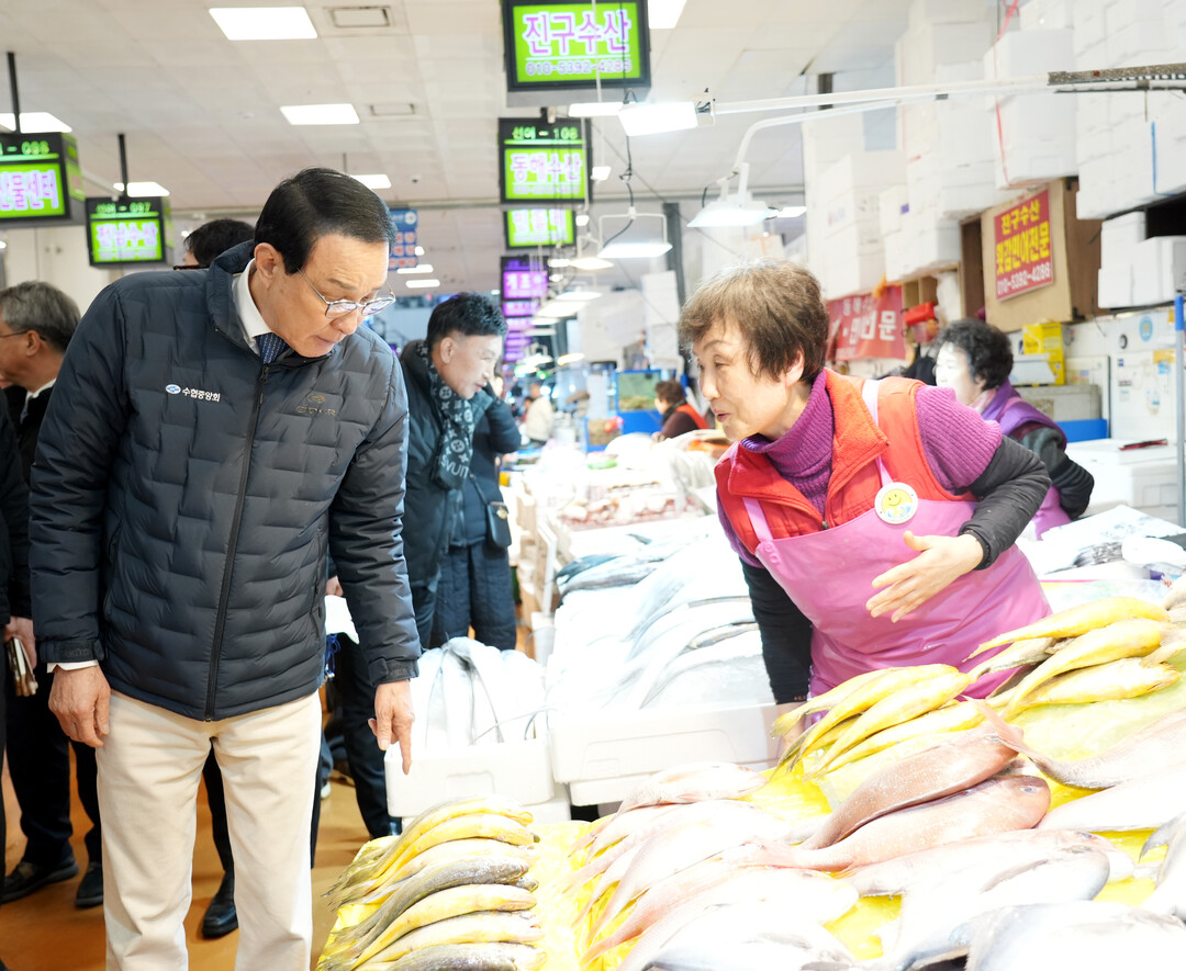 노동진 수협 회장, 노량진시장 찾아 유통 동향 점검