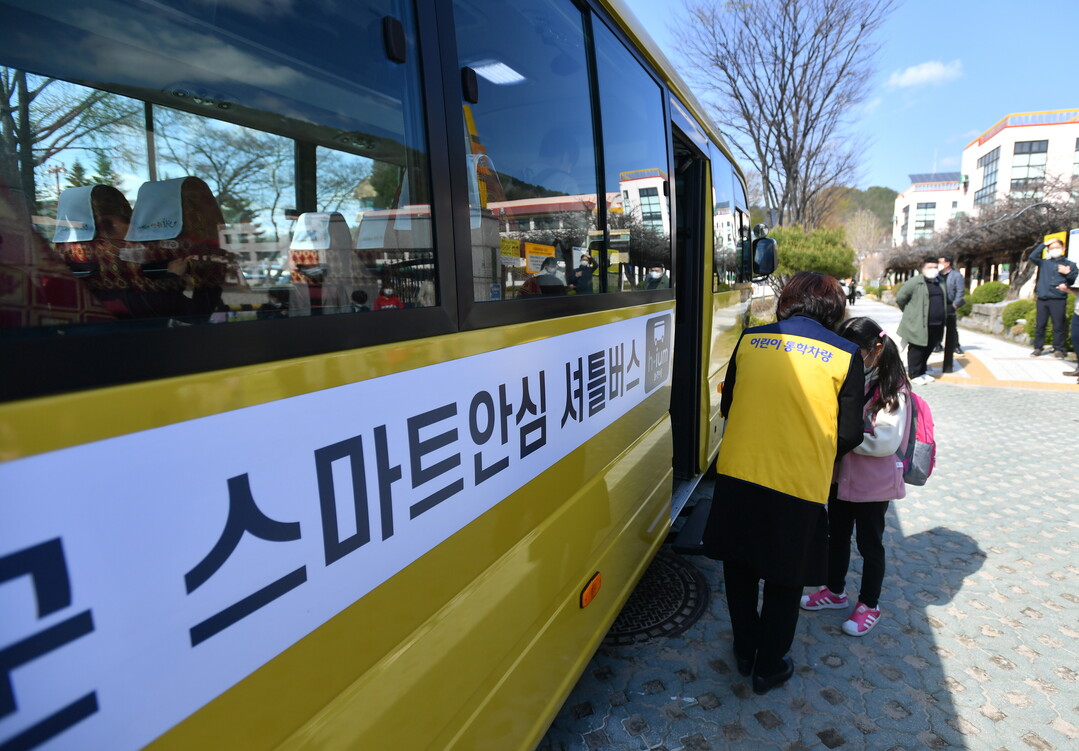 화천군이 운영 중인 스마트 안심셔틀. 지난해에 이어 올해도 총 6대가 운행된다