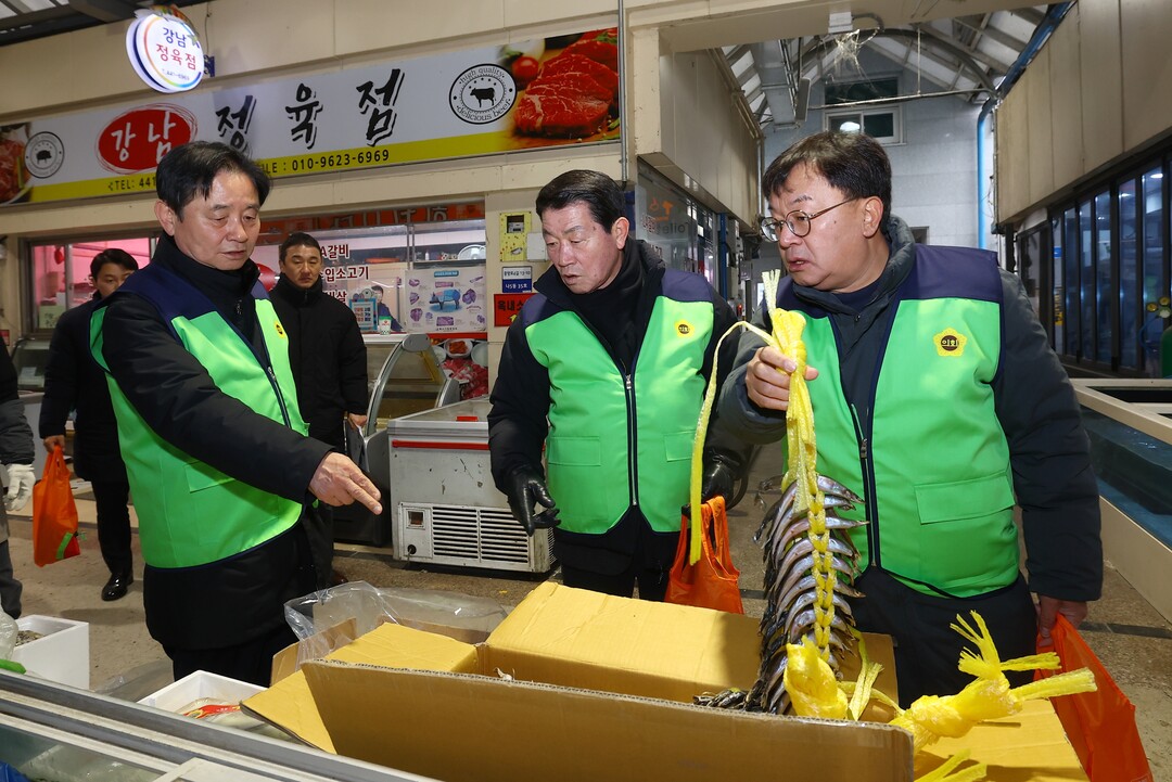 강원특별자치도의회가 10일 설 명절을 앞두고 화천시장을 방문해 &lsquo;전통시장 장보기 행사&rsquo;를 가졌다(왼쪽부터 최문순 화천군수, 김용복 부의장, 이무철 도의원).
