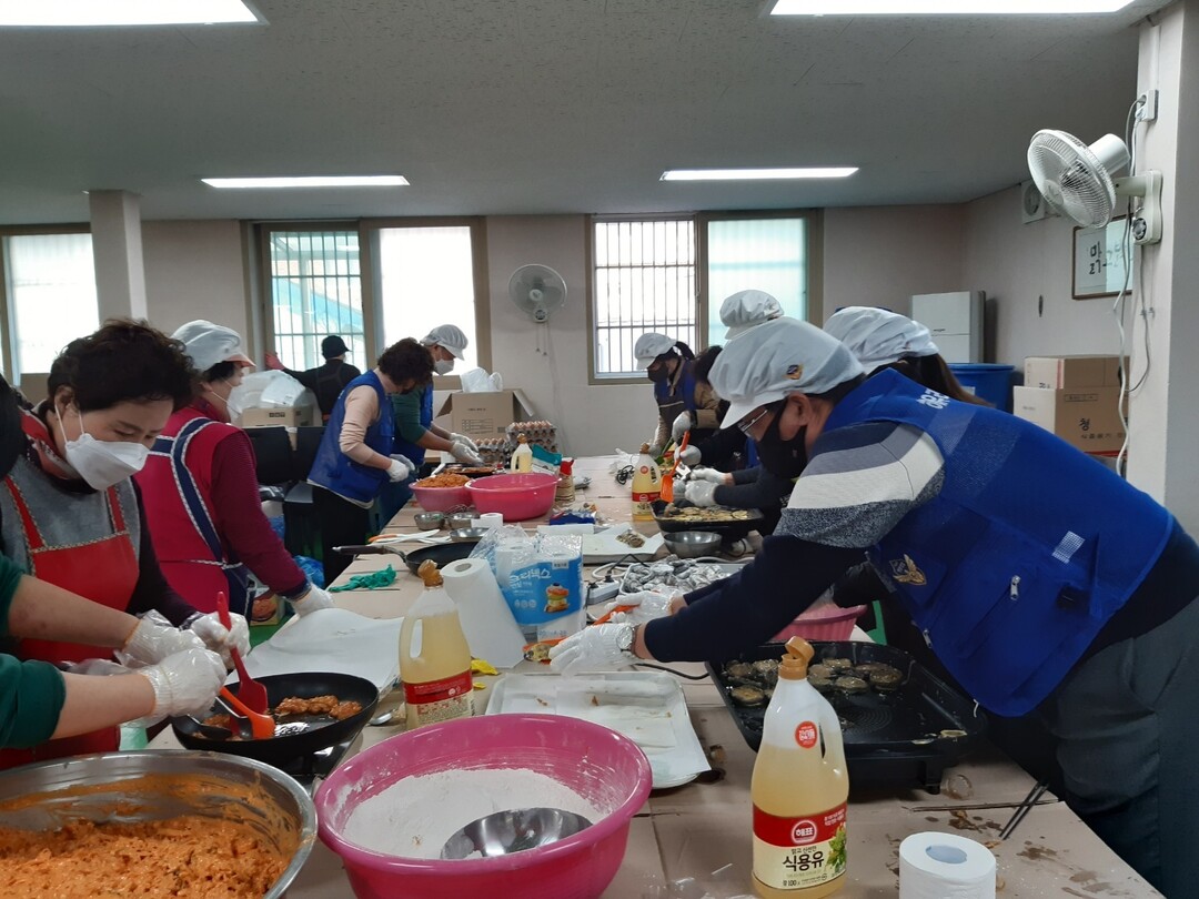 군산해경 해우리 봉사단은 매월 셋째주 목요일 마다 배식봉사를 진행하고 있다. 군산해경 제공
