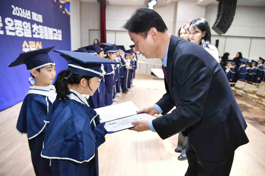 최문순 군수가 온종일 초등 돌봄교실 수료식에 참석해 아동들에게 수료증을 전달하고 있다