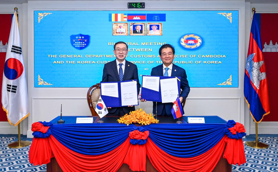 이명구 관세청장(왼쪽)과 쿤 념(Kun Nhem) 캄보디아 관세총국장이 12일(현지시각) 프놈펜에서 「제3차 한-캄보디아 관세청장 회의」를 개최한 뒤 기념 촬영하고 있다.