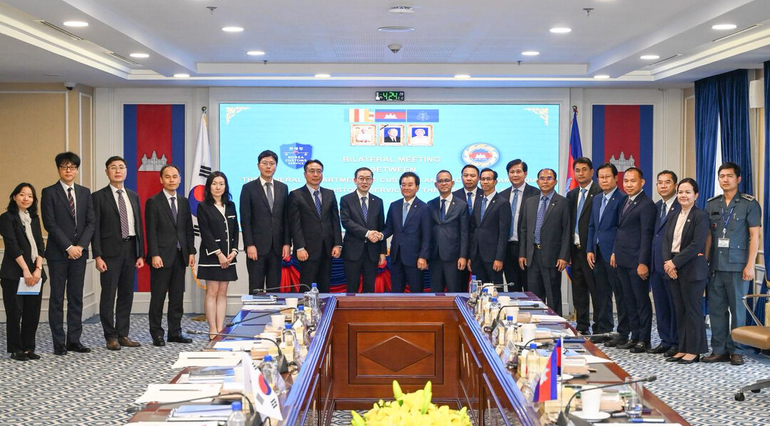 이명구 관세청장(왼쪽에서 여덟번째)이 쿤 념(Kun Nhem) 캄보디아 관세총국장과 12일(현지시각) 프놈펜에서 「제3차 한-캄보디아 관세청장 회의」를 개최한 뒤 기념 촬영하고 있다.