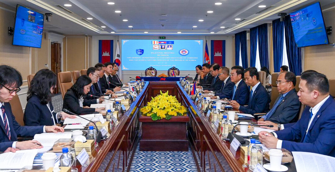 이명구 관세청장(왼쪽에서 네번째)이 쿤 념(Kun Nhem) 캄보디아 관세총국장과 12일(현지시각) 프놈펜에서 「제3차 한-캄보디아 관세청장 회의」를 하고 있다.