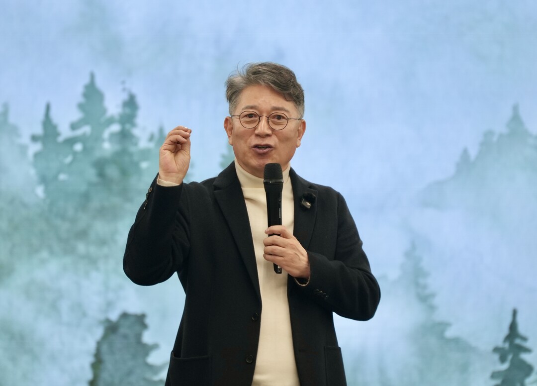 곽재선 회장이 설 명절을 앞두고 자신의 저서 &lsquo;곽재선의 창&rsquo; 북 콘서트(Book concert)를 갖고 임직원들과 소통하는 뜻 깊은 시간을 가졌다. KGM 제공