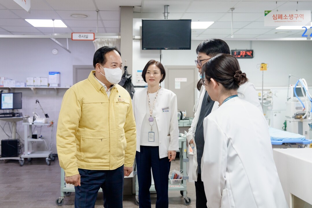 이권재 시장이 설 연휴 대비 응급의료기관 비상진료체계 현장 점검을 실시하고 있다. 오산시 제공