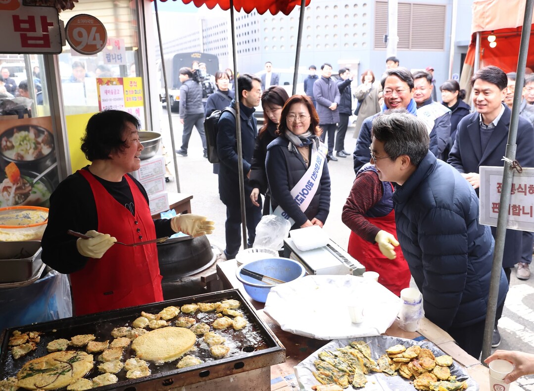 김동연 지사 수원 조원시장 방문. 경기도 제공