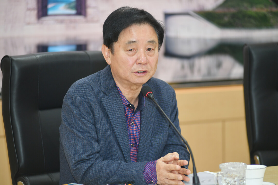 최문순 군수가 화천군 설연휴 대책 보고회 및 2월 주요업무보고 회의를 진행하고 있다