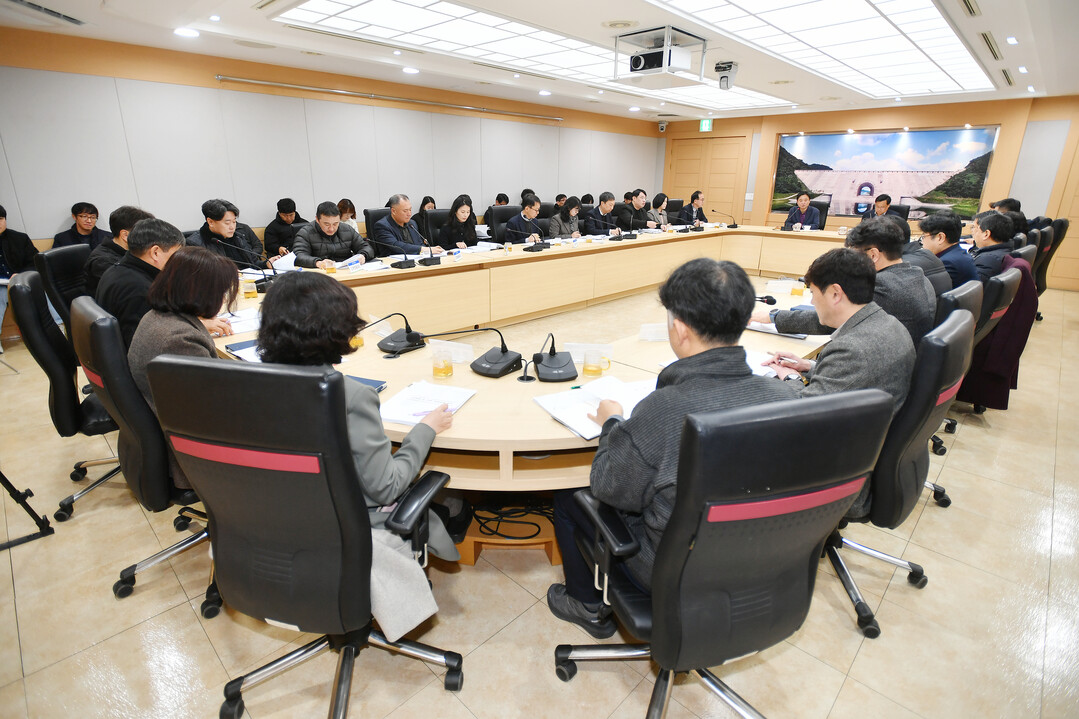 화천군 설연휴 대책 보고회 및 2월 주요업무보고 회의가 열리고 있다