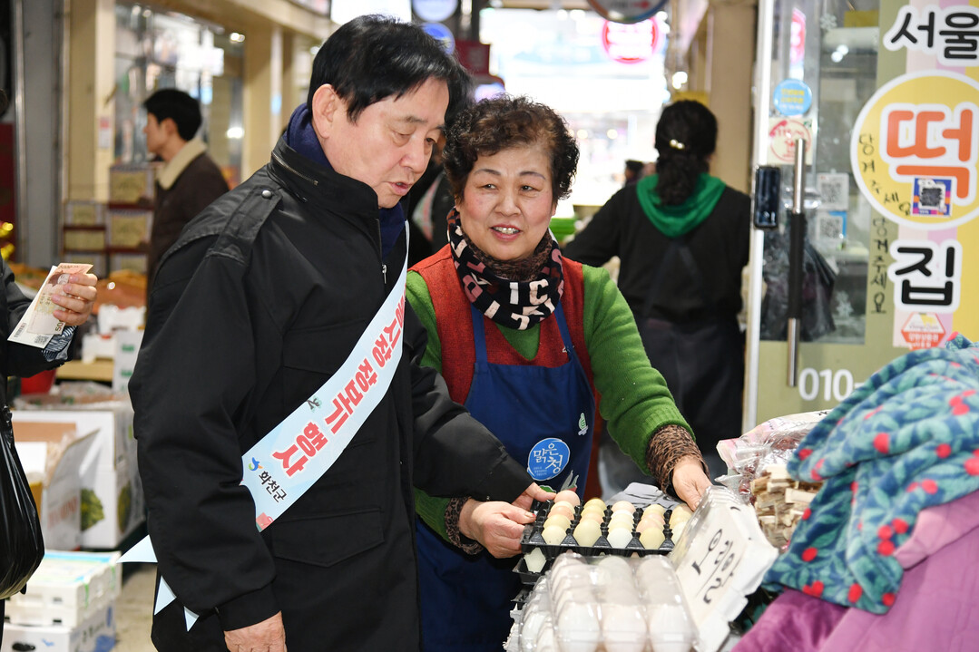 최문순 군수가 2026년 설명절 전통시장 장보기 캠페인에 참여해 상인들의 의견을 듣고 있다