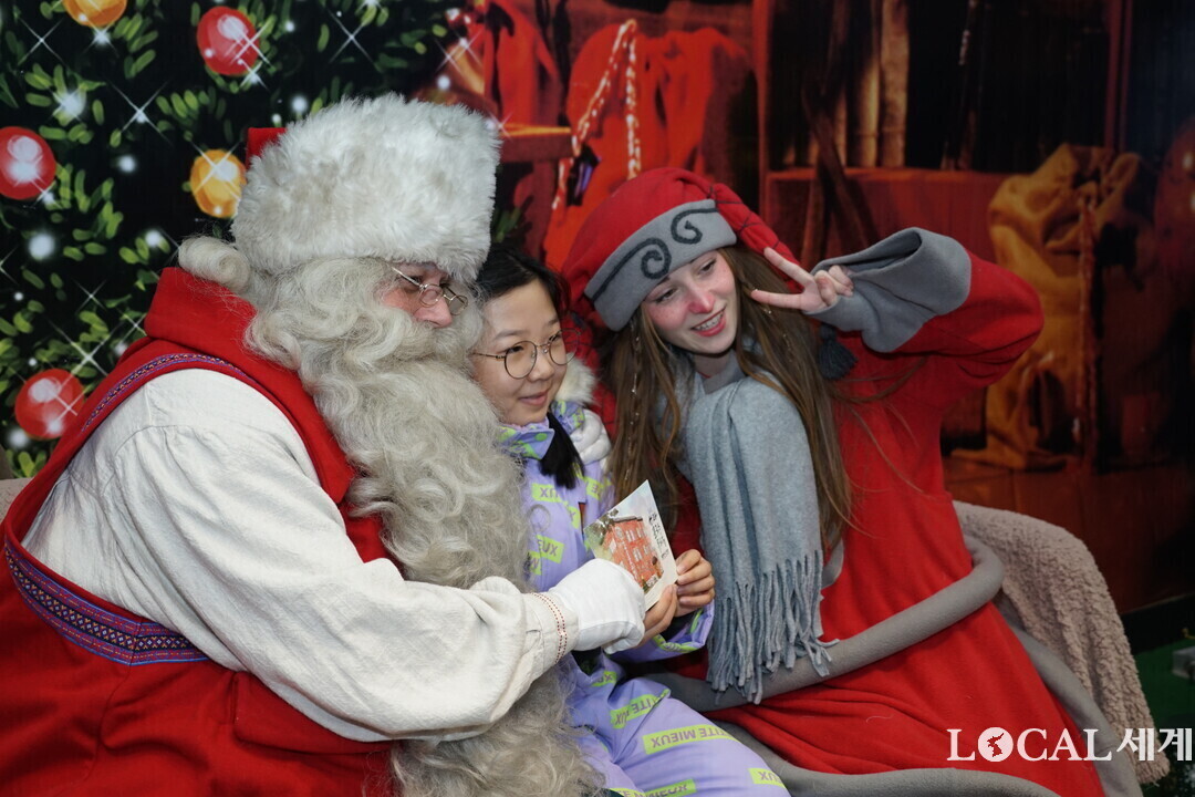 지난 1월 17일 핀란드 로바니에미시 산타마을에서 날아온 &리얼 산타클로스&와 요정 엘프가 화천산천어축제장을 찾아 어린이들과 즐거운 시간을 보내고 있다.