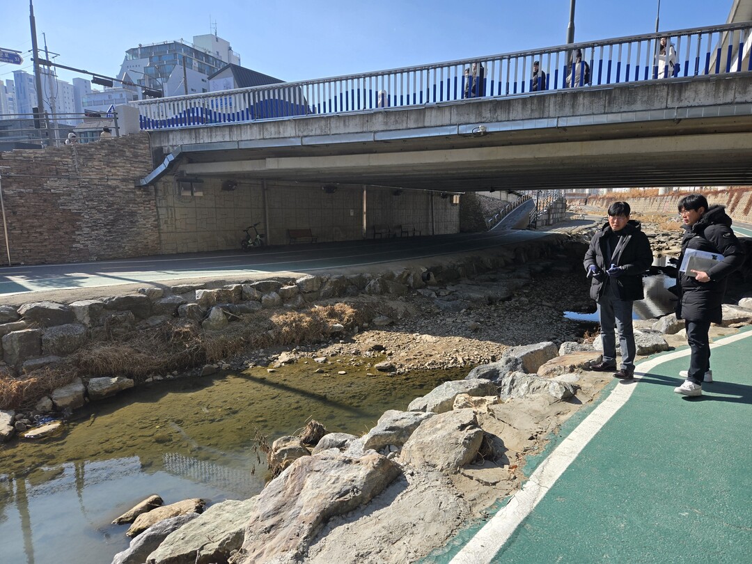 처인구가 경안천 주변을 점검하고, 보수가 필요한 부분과 시설을 확인하고 있다.