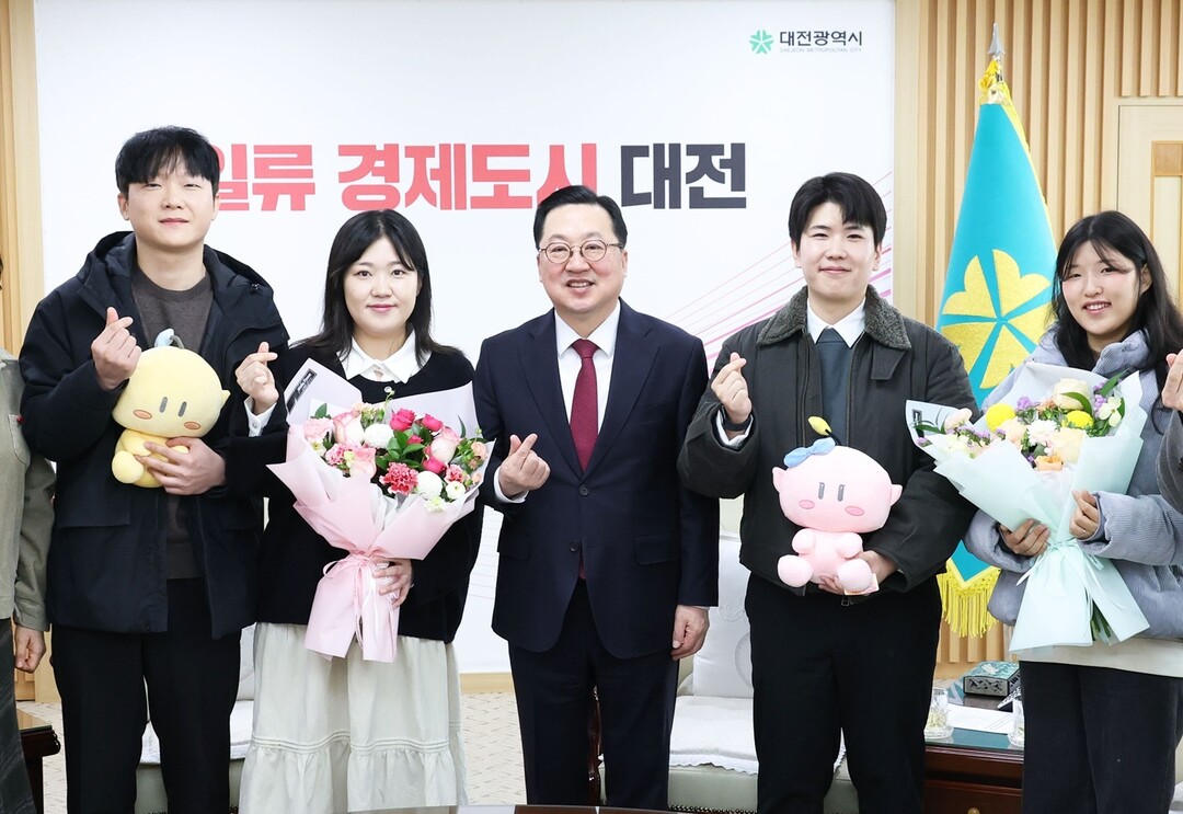 이장우 시장이 &lsquo;연(連) In 대전&rsquo;을 통해 부부의 연을 맺은 결혼 1&middot;2호 커플과 기념촬영을 하고 있다. 대전시 제공