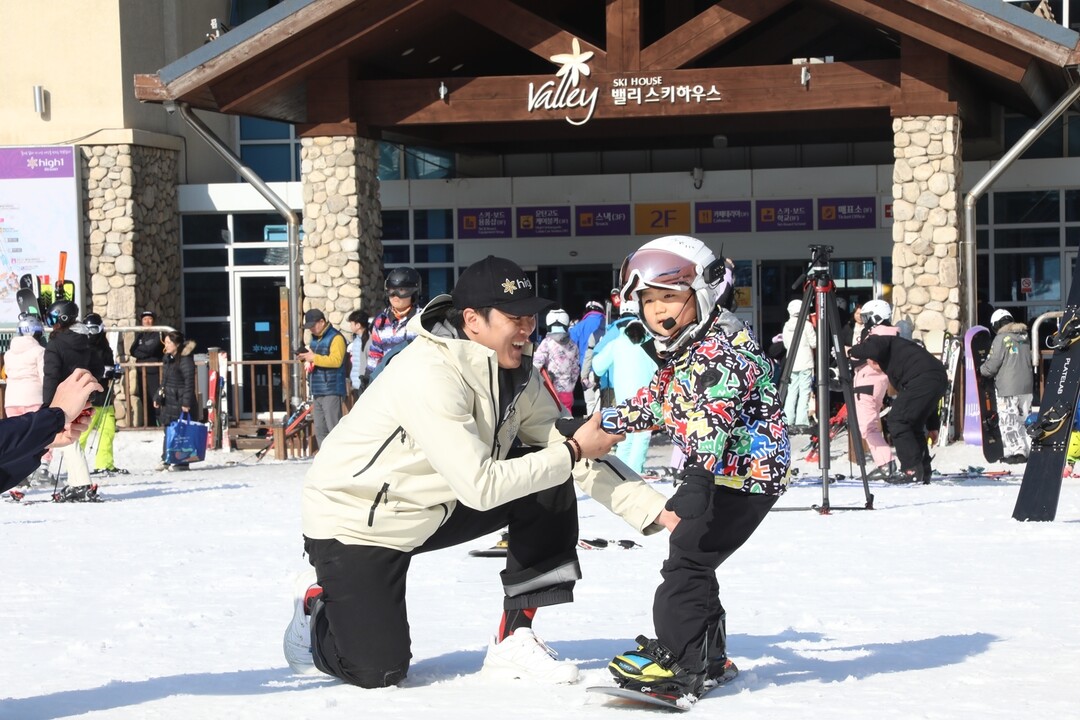 김상겸 선수가 어린이 고객을 대상으로 원포인트 레슨을 진행하고 있다.