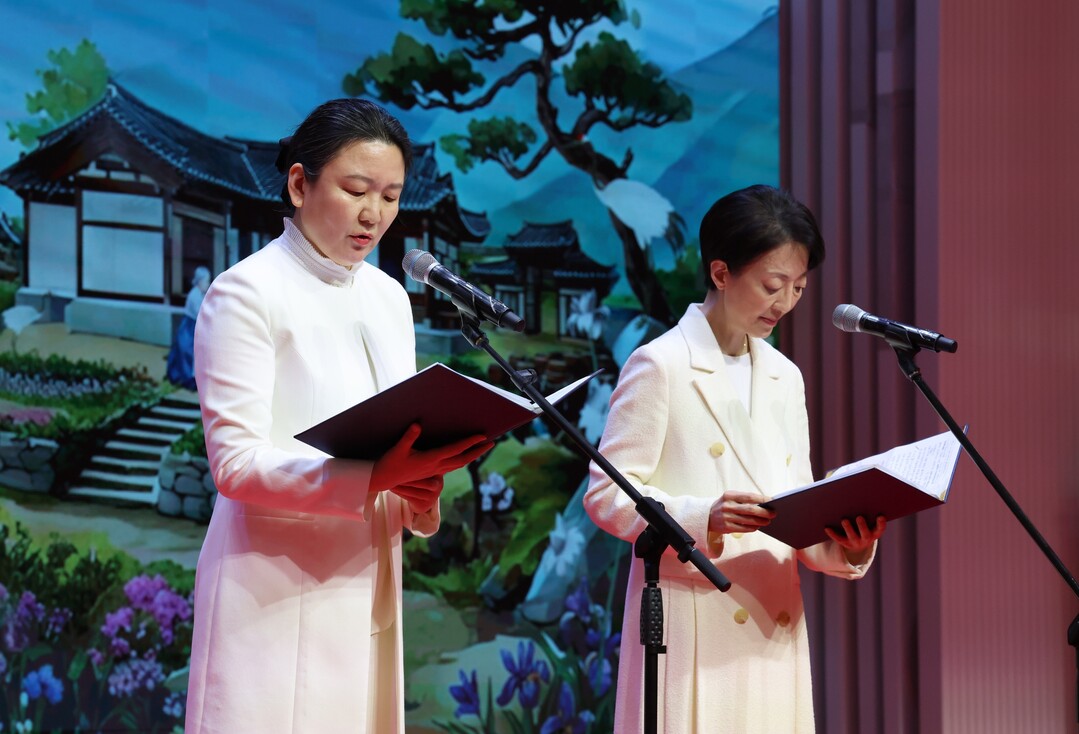 천지인참부모님 성탄 및 천일국 기원절 13주년 기념예배에서 축하서신을 낭독하는 문연아 선학학원 이사장과 문훈숙 효정한국문화재단 이사장