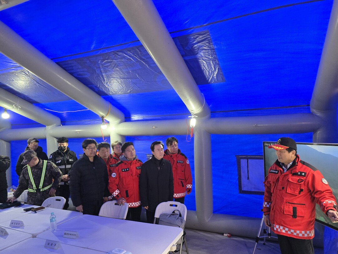  22일 충남 예산군 대술면 산불 발생 현장 인근에 설치된 산불현장통합지휘본부에서 김태흠 지사가 진화 상황을 듣고 있다. 충남도 제공