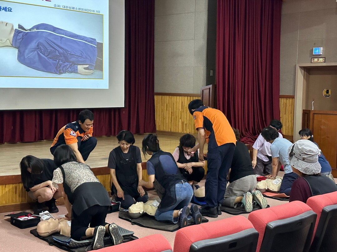 시민 대상으로 진행한 심폐소생술(CPR) 교육
