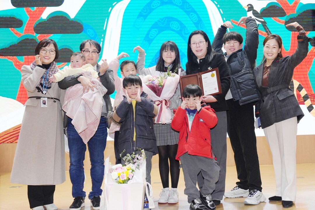 [기획]수원시 저출생 해법 ‘일가(家)양득’ 실험…양육·일자리 두 마리 토끼 잡는 가족친화 정책 효과 주목