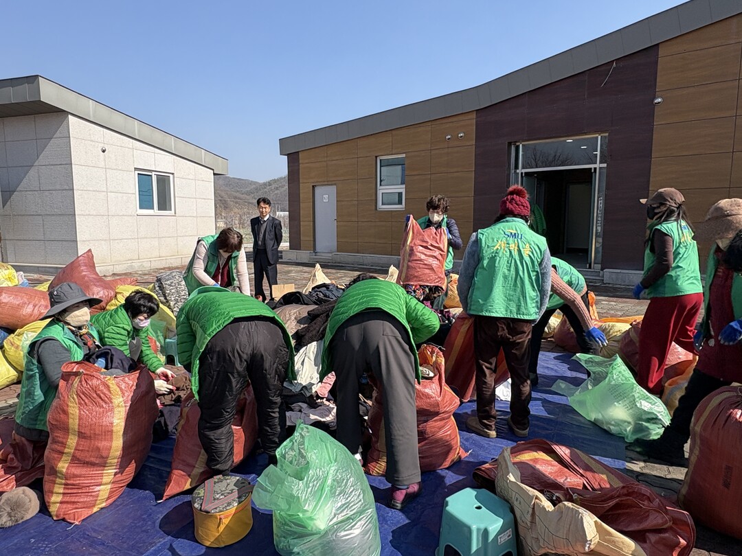 옥산면 사전 헌옷모으기. 의성군 제공