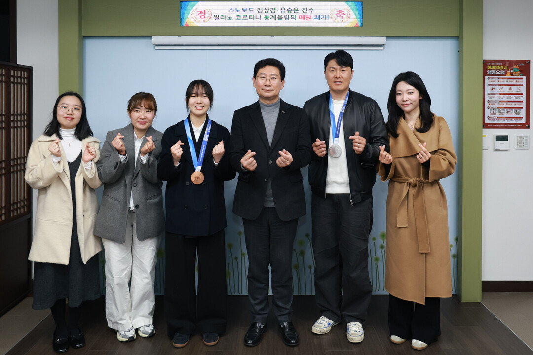 이상일 시장과 동계올림픽 메달리스트인 김상겸, 유승은 선수, 양 선수 가족이 24일 시장실에서 기념사진 촬영을 하고 있다. 용인시 제공