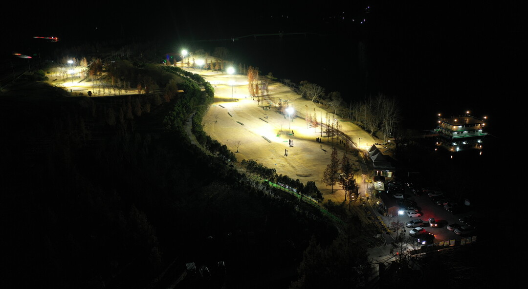 화천지역 파크골프장에 조명시설이 대폭 확대 설치된다. 사진은 야간 운영 중인 하남면 거례리 산천어 파크골프장 제1구장 전경(화천군청 제공)