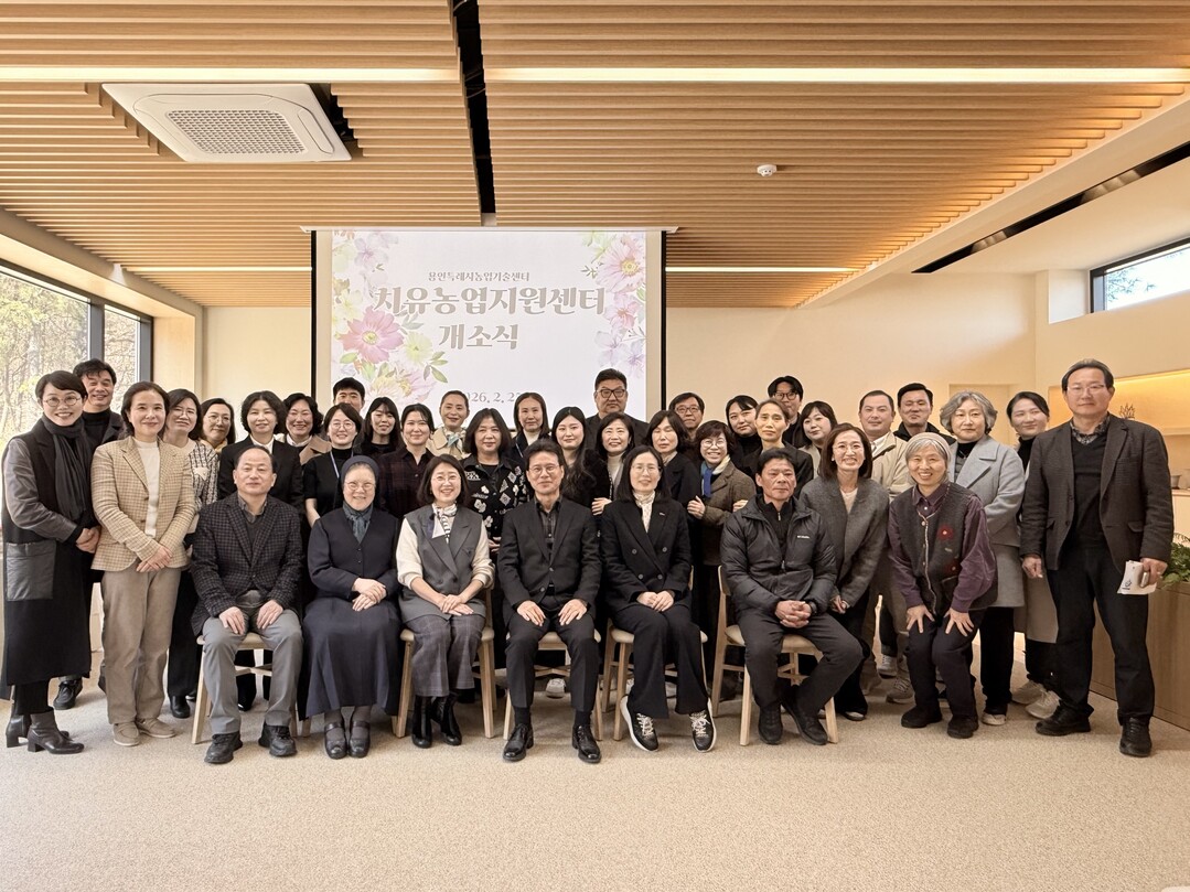 25일 치유농업지원센터에서 개소식 참석자들이 기념사진을 촬영하고 있다. 용인시 제공