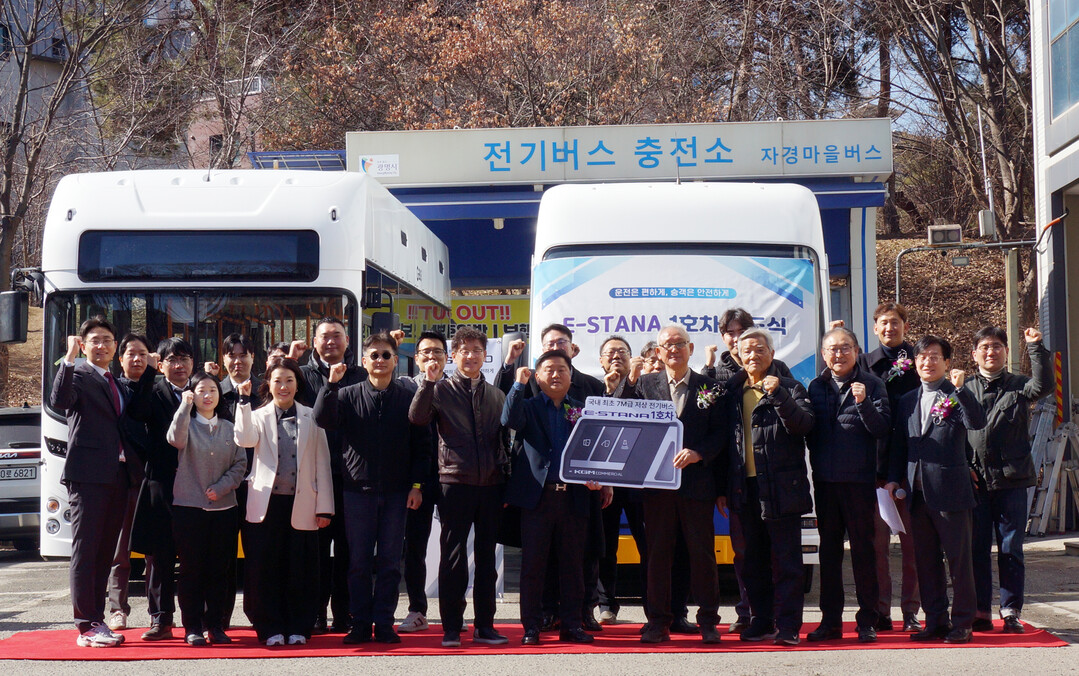 지난 25일 경기도 광명시에 위치한 자경마을버스에서 열린 &lsquo;이-스타나&rsquo; 1호차 인도식에 참석한 김종현 KGMC 대표이사(가운데) 및 장관수 자경마을버스 대표이사를 비롯해 광명시청, 경기마을버스조합, 경기도 10여개 마을버스 회사 관계자 등이 기념촬영하고 있다.

