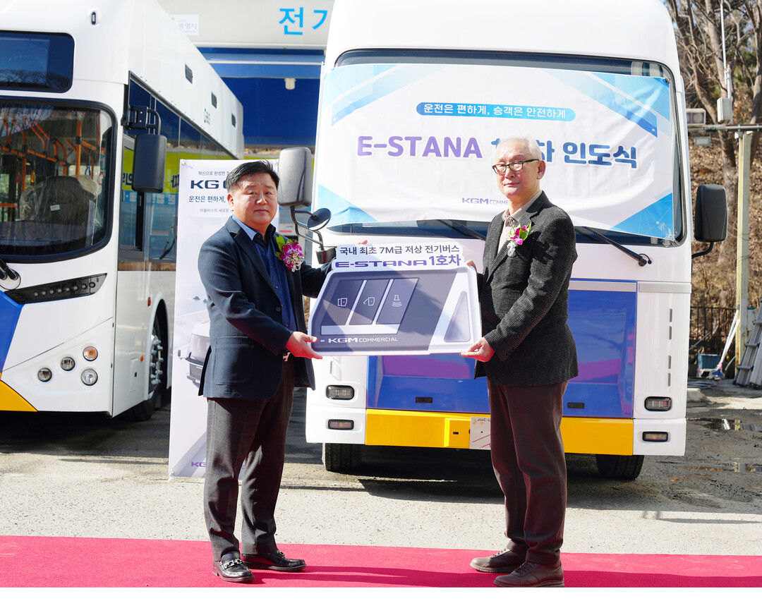 지난 25일 경기도 광명시에 위치한 자경마을버스에서 열린 &lsquo;이-스타나&rsquo; 1호차 인도식에 참석한 김종현 KGMC 대표이사(왼쪽)가 장관수 자경마을버스 대표이사에게 &lsquo;이-스타나&rsquo; 1호차를 전달하고 있다. KGM 제공