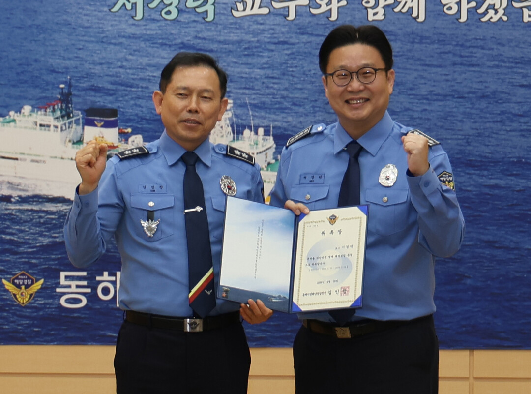 위촉식 후 기념 촬영을 하고 있는 김인창 청장과 서경덕 교수. 서경덕 교수팀 제공