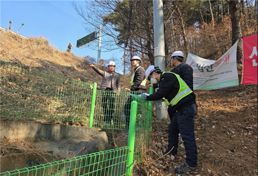 옹벽 배면 및 사면 상단부 배수로 이격 점검 필요. 부산시 제공