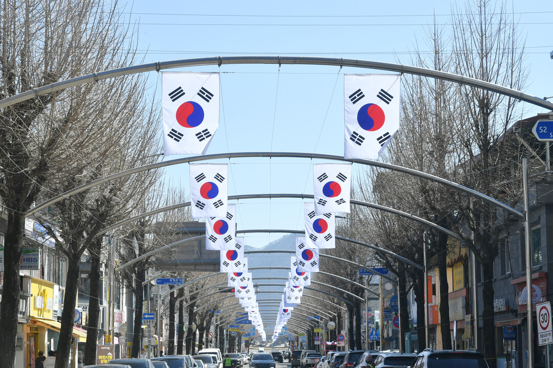 도내 3.1 만세운동의 중심지 화천에서 나라 사랑 태극기 달기 운동이 전개되고 있다.(화천군청 제공)