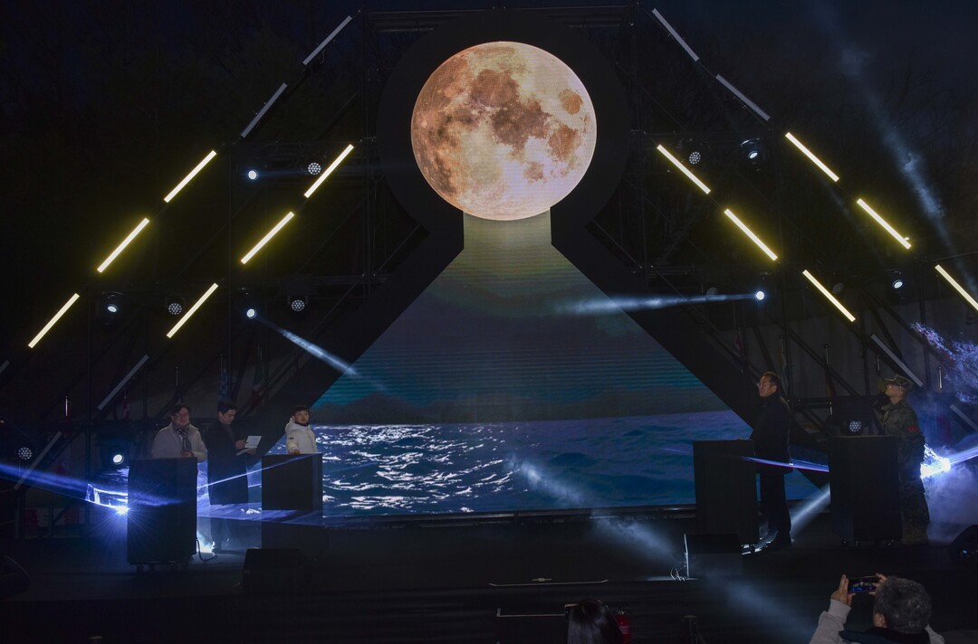 김포시는 28일 애기봉평화생태공원에서 정월대보름 특별행사 &lsquo;만월성원&rsquo;을 개최했다. LED 달 점등식. 김포시 제공