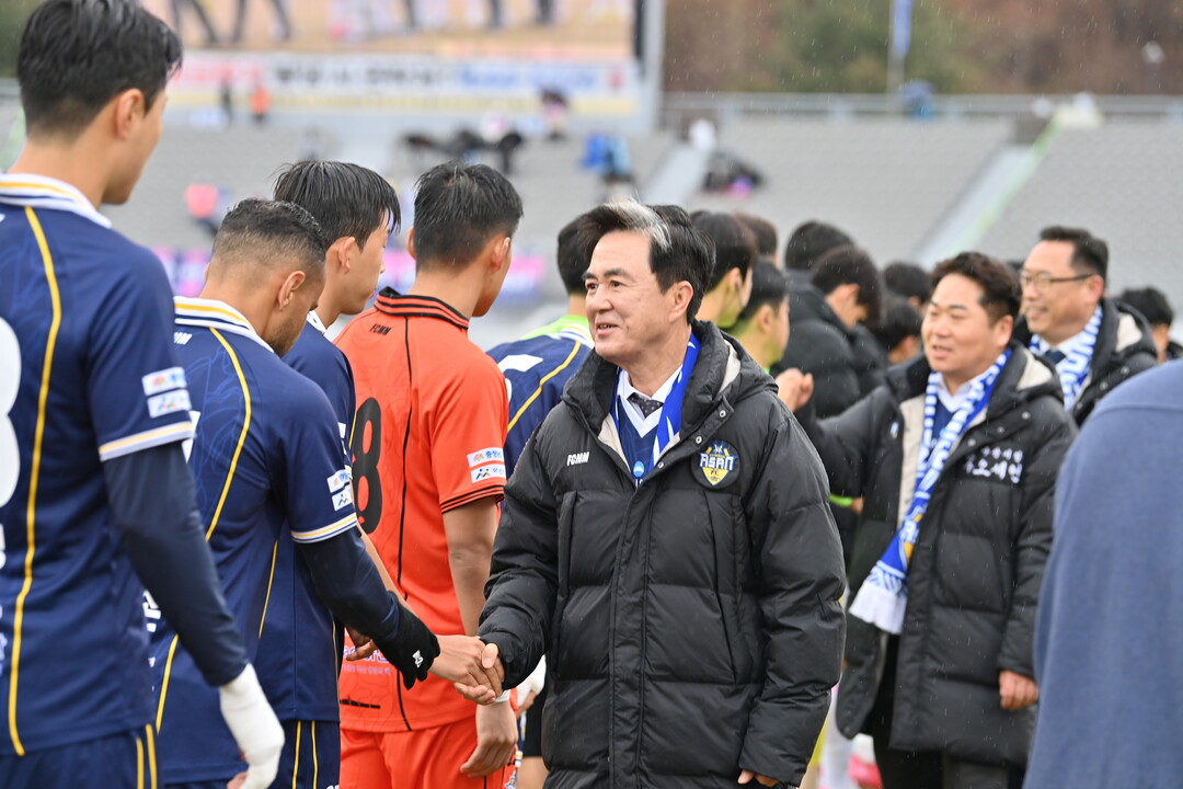 김태흠 지사가 2일 아산 이순신아산종합운동장에서 열린 &lsquo;하나은행 K리그2 2026&rsquo; 파주 프런티어FC와의 충남아산FC 홈 개막전을 찾아 1부 리그 승격을 기원하고 선수단을 격려했다. 충남도 제공