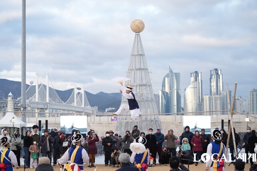 기존의 &lsquo;달집태우기&rsquo; 대신 &nbsp;줄타기 공연, 불 퍼포먼스 민속놀이 체험 등이 진행됐다.