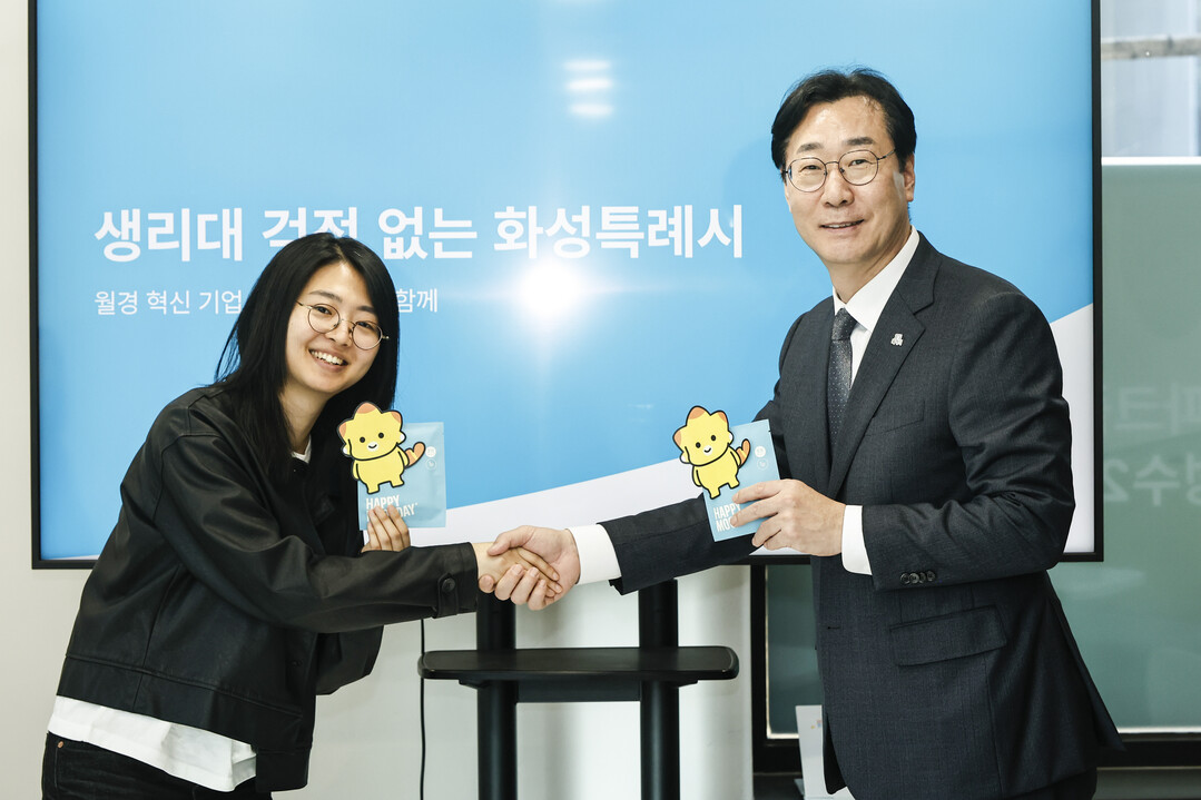 정명근 화성특례시장이 김도진 (주)해피문데이 대표와 함께 (가칭) 코리요 생리대 시제품을 들고 포즈를 취하고 있다. 화성시 제공