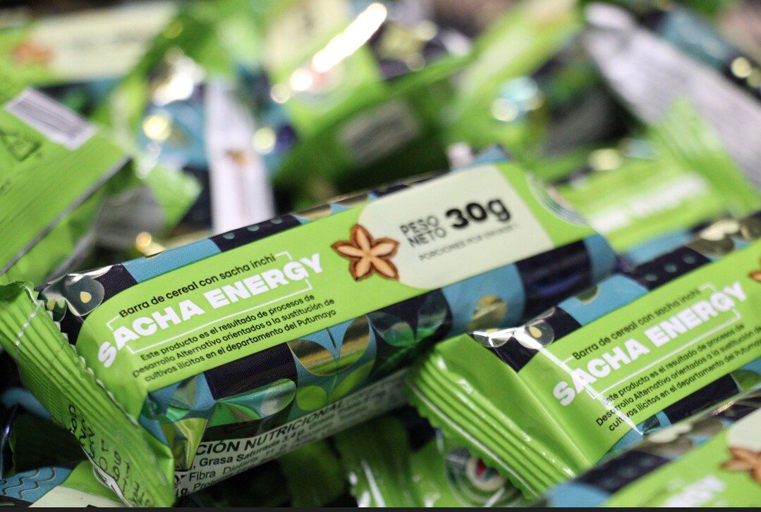 코이카가 유엔마약범죄사무소(UNODC)와 &lsquo;콜롬비아 뿌뚜마요 지역 마약 대체작물 상업화를 통한 지역 농가경제 강화사업(2020-2025)&lsquo;을 통해 콜롬비아에서 출시한 사차 에너지(Sacha Energy)&rsquo; 시리얼바 제품 모습