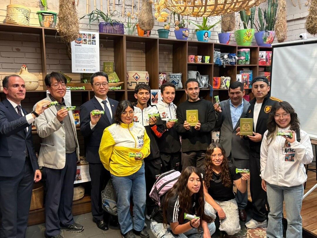 3일(현지시간) 콜롬비아 보고타시에 위치한 공감상점(Empathy Store)에서 열린 &lsquo;사차 에너지(Sacha Energy)&rsquo; 시리얼바 출시 기념행사에서 (왼쪽부터) 아마도 필립 데 안드레스(Amado Philip de Andr&eacute;s) 유엔마약범죄사무소(UNODC) 콜롬비아 사무소장, 이정욱 코이카 콜롬비아 사무소장, 이충건 주콜롬비아대사관 공사참사관, 타임투플레이(Time to Play) 콜롬비아 축구팀이 제품을 들고 기념촬영을 하고 있다.