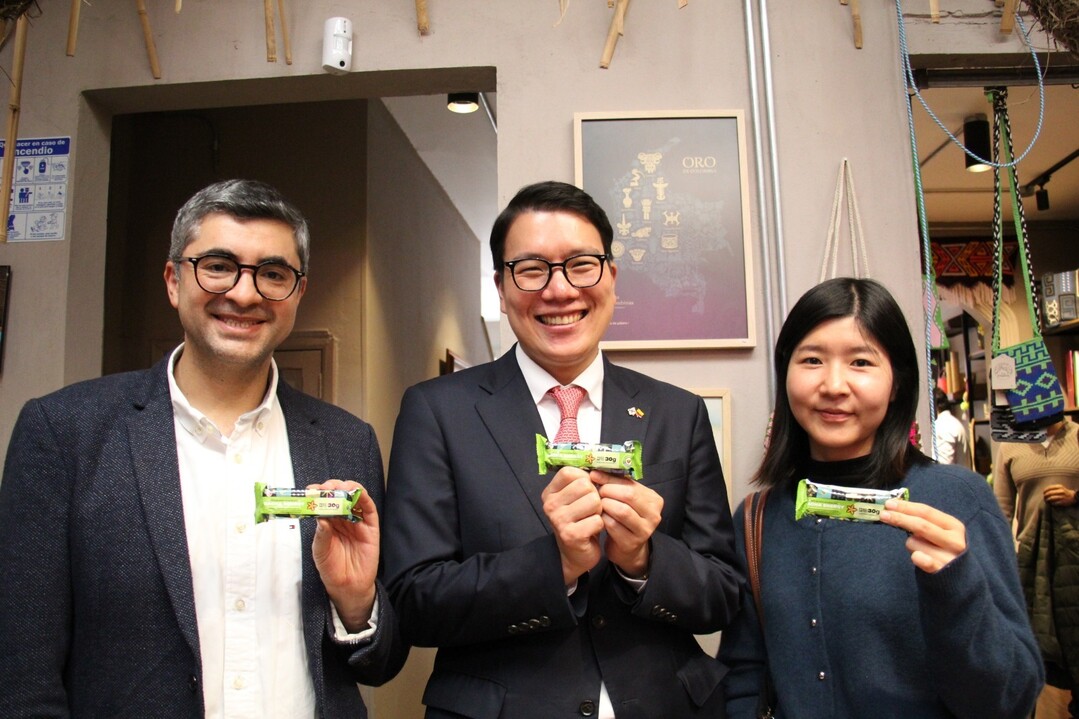 3일(현지시간) 콜롬비아 보고타시에 위치한 공감상점(Empathy Store)에서 열린 &lsquo;사차 에너지(Sacha Energy)&rsquo; 시리얼바 출시 기념행사에서 (왼쪽부터) 줄리안 라미레즈(Julian Ram&iacute;rez) 콜롬비아 국제협력청(APC) 자문관, 이하형 주콜롬비아 대사관 2등 서기관, 김은총 코이카 콜롬비아 사무소 부소장이 제품을 들고 기념촬영을 하고 있다.