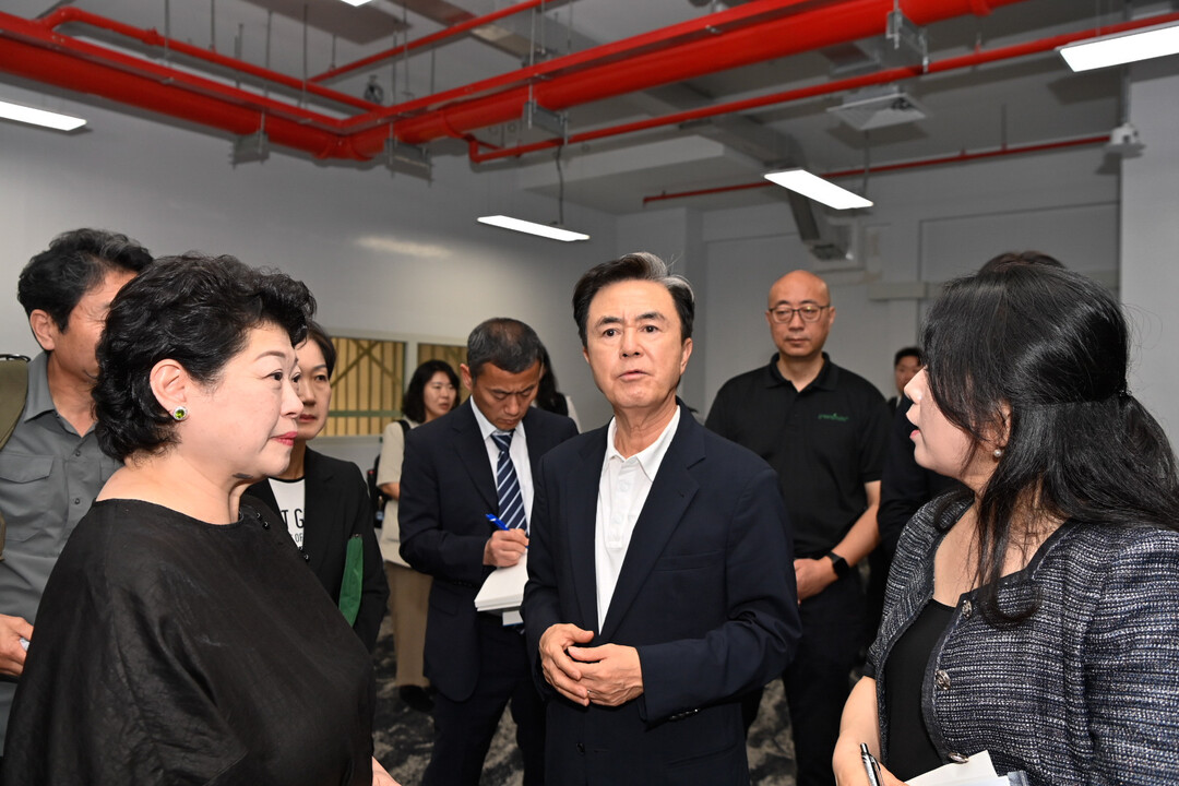 김태흠 충남지사가 6일 싱가포르 스마트팜 기업 그린파이토(GreenPhyto)를 찾아 세계 최고 수준의 실내 수직농장 운영 현황을 살펴보고 있다. 충남도 제공