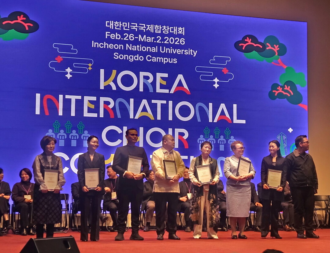 관악구립여성합창단 수상사진(왼쪽에서 두번째, 정은주 지휘자)