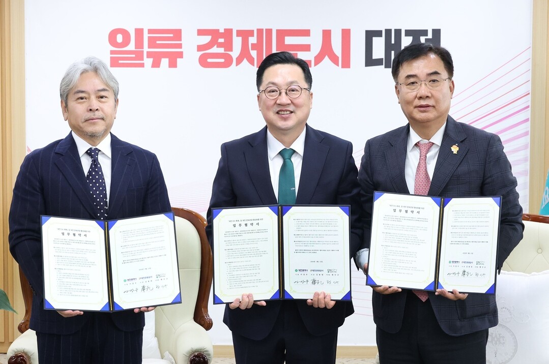 이장우 시장(가운데)이 업무협약 체결 후 기념촬영을 하고 있다. 대전시 제공